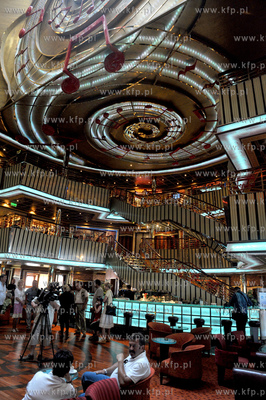 Statek wycieczkowy Costa Pacifica plywajacy pod wloska...