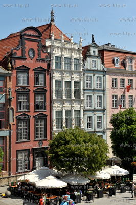 Gdansk. Dlugi Targ. Zlota Kamieniczka i stojacy przed...
