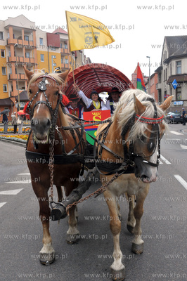XIII Swiatowy Zjazd Kaszubow w Leborku. Barwny korowod...