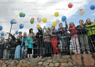 Zukowo. Z okazji 800 lecia miasta dzieci przed Urzedem...