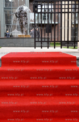 Odsloniecie fontanny Netuna na dziedzincu Kwartalu...