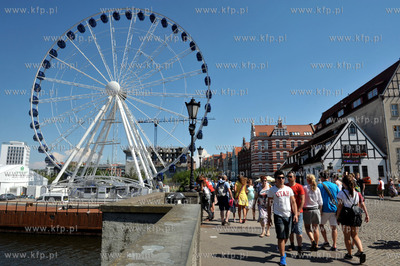 Wielkie kolo widokowe stanelo na Wyspie Spichrzow w...
