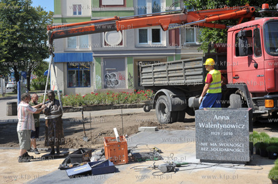 Montaz pomnika Anny Walentynowicz na skwerze jej imienia...