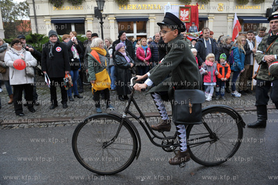 Dzien Niepodleglosci w Gdansku. Barwna parada przeszla...