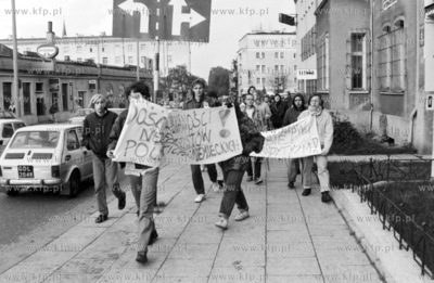Kontrmanifestacja anarchistow podaza ul.Jaskowa Dolina...