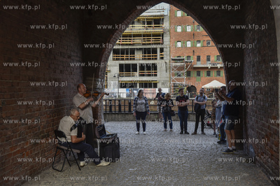 Gdańsk Głowne Miasto. Muzycy w bramie Mariackiej.5.07.2018...