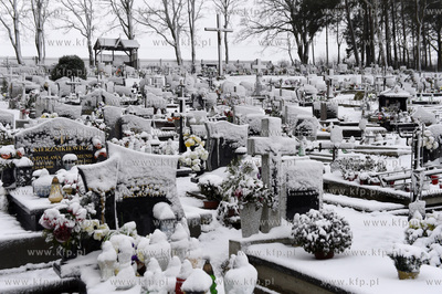 Zima w Niestępowie na Kaszubach gmina Żukowo. Cmentarz...
