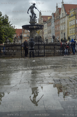 Gdańs, Długi Targ. Fonattana Neptuna odbita w kałuży...