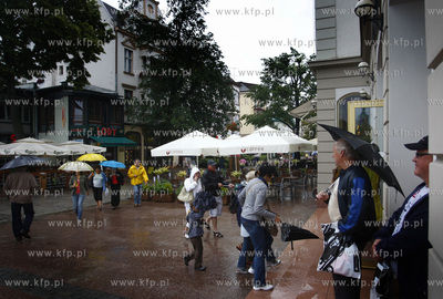 Letni deszczowy dzien w Sopocie. Nz ul. Bohaterow Monte...