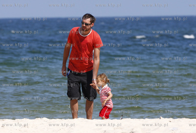 Polwysep helski. Marcin Prokop nad morzem z coreczka.
23.07.2008
fot....