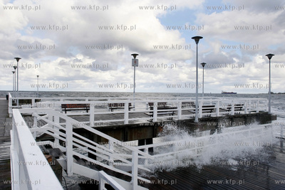 Gdansk Brzezno. Sztorm atakuje molo. 13.10.2009 fot....
