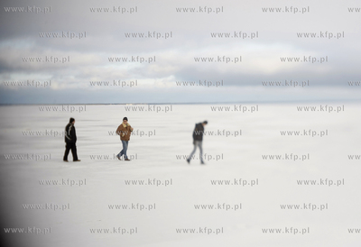 Puck. Zamarznieta Zatoka Pucka. 14.01.2010 fot. Krzysztof...