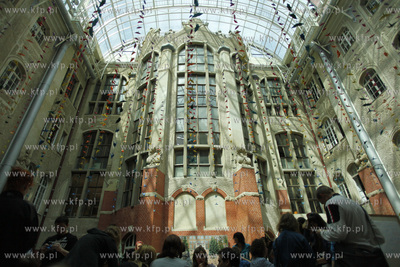 Akcja skladania zurawi origami w intencji mieszkancow...