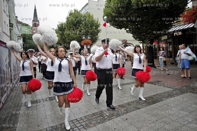 Sopot. Parada uczestikow mlodziezowego turnieju pilkarskiego...