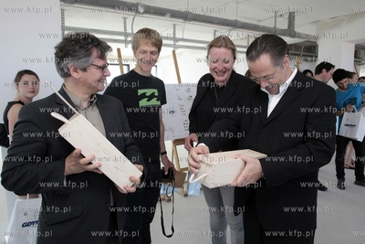 Uroczystosc prezentacji efektu pracy studentow i profesorow...