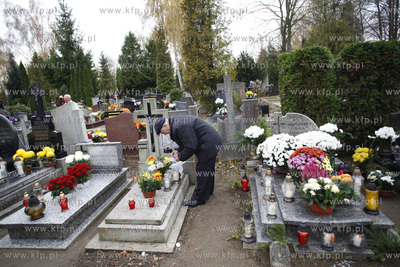Cmentarz komunalny przy ul. Spokojnej w Pruszczu Gdanskim.
01.11.2013
fot....