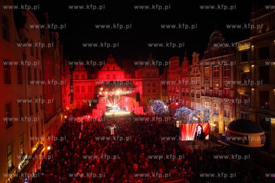 Cala Polska spiewa koledy, koncert na Dlugim Targu...