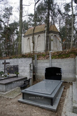 Puste grobowce na  cmentarzu komunalnym w Sopocie.
30.12.2013
fot....