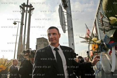 Mer Kijowa Witalij Kliczko,  sklada wiazanke kwiatow...