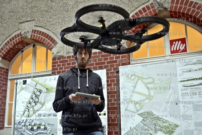 Bezplatny kurs obslugiwania dronow na dziedzincu Jana...