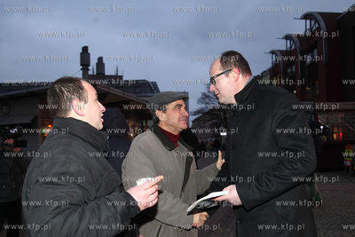 Przed kinem Krewetka w Gdansku Mieczyslaw Struk i Pawel...