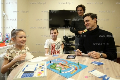 Aktor Mateusz Damięcki odwiedził dzieci w Klinice...