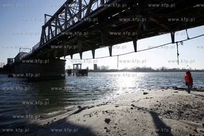 Kolejowy most obrotowy nad Martwą Wisłą w Gdańsku.
17.02.2015
fot....