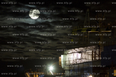 Super księżyc nad stocznią Remontową w Gdańsku.

14.11.2016

fot....