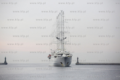 Żaglowiec Wind Surf wpływa do portu w Gdyni.
10.08.2017
fot....