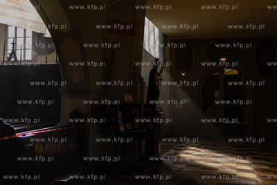 Demontaż rusztowań potrzymujących spękane sklepienie...