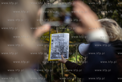 Mieszkańcy kurortu spacerowali w niedzielę z przewodniczką...