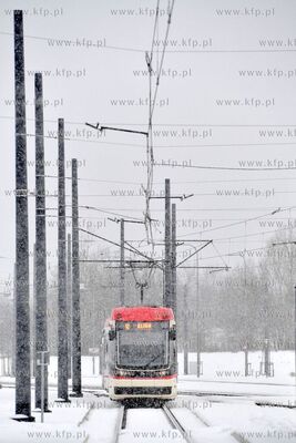 Zima w Gdańsku. Tramwaj Pesa Jazz Duo na Pętli Ujeścisko....