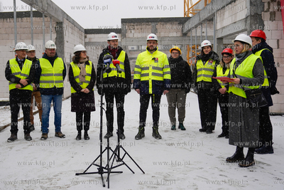 Piecki - Migowo. Zawieszenie wiechy na budowanej szkole...