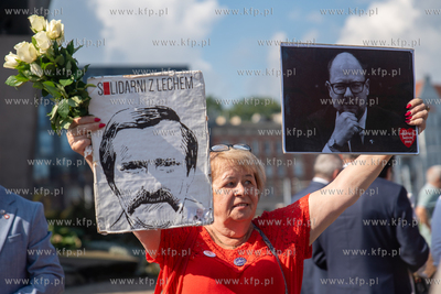 Gdańsk. Plac Solidarności. Symboliczne otwarcie bramy...