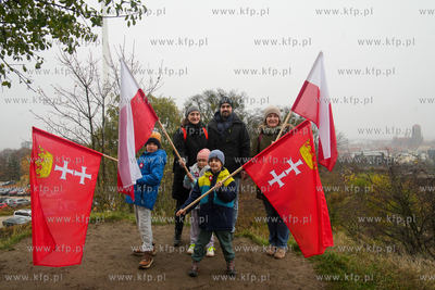Góra Gradowa. Flagi dla mieszkańców i turystów...