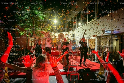 Gdynia. Koncerty na czerwonych schodach przy Gdyńskim...