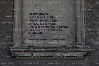 Gdańsk, Dolne Miasto, ul. Wróbla. Nz. „Serce miasta”...