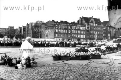 Papiez Jan Pawel II w Gdansku pod pomnikiem zamordowanych...