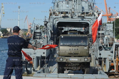 Port wojenny Gdynia Oksywie. 32 zolnierzy i 13 pojazdow...