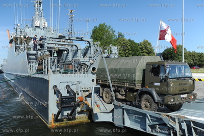 Port wojenny Gdynia Oksywie. 32 zolnierzy i 13 pojazdow...
