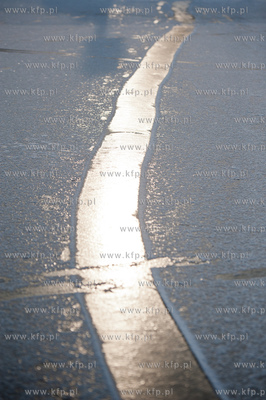 Gdansk. Martwa Wisla. Niskie temperatury utworzyly...