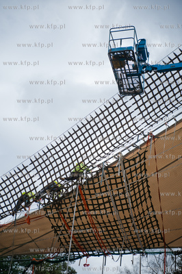 Sopot. Rozpoczeto montaz liczacej 7000 m2  powloki...