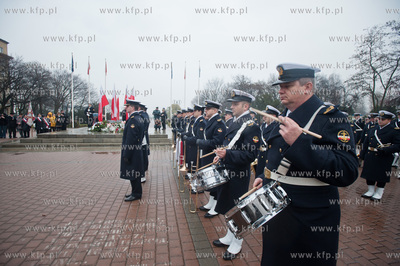 Gdynia. Zlozenie kwiatow na plycie Pomniku Marynarza...