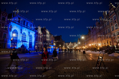 Gdansk. Dlugi Targ. Podswietlone na niebiesko Fontanna...