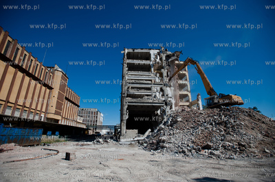 Gdynia. Wyburzanie jednego z budynkuw Dalmoru przy...