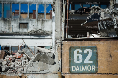 Gdynia. Wyburzanie jednego z budynkuw Dalmoru przy...