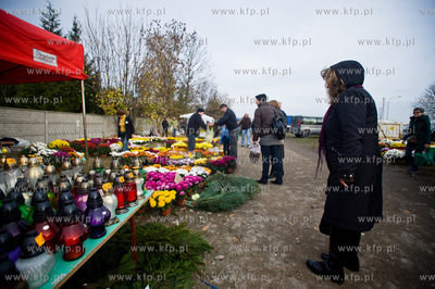 Gdansk. Cmentarz Lostowicki. Swieto Zmarlych. Nz stoiska...