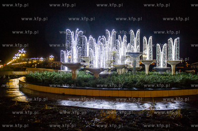 Gdynia. Swiateczne iluminacje na fontannie na skwerze...