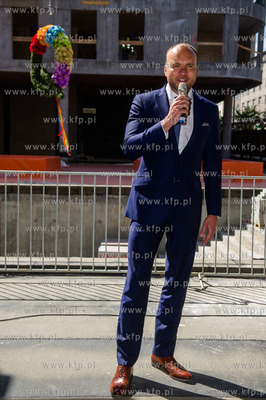 Gdynia. Uroczyste zawieszenie wiechy na nowo powstajacym...