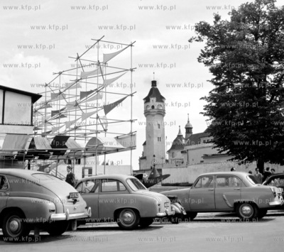 Sopot - samochody zaparkowane przed BWA przy ul. Powstancow...